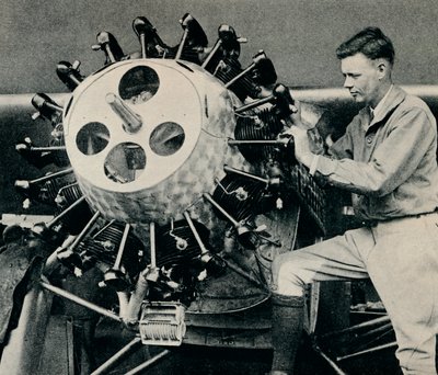 查尔斯·林德伯格（Charles Lindbergh）于1927年至1937年进行跨大西洋飞行之前检查了飞机的发动机 作者 不明