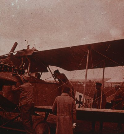 与飞行员检查飞机，1916年 作者 不明