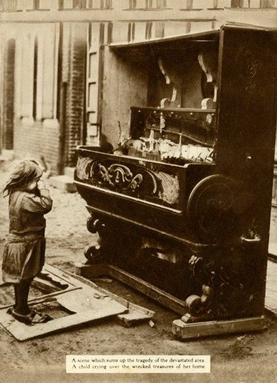 空袭后钢琴受损的孩子无家可归，第一次世界大战，1918年，1935年。 作者 不明