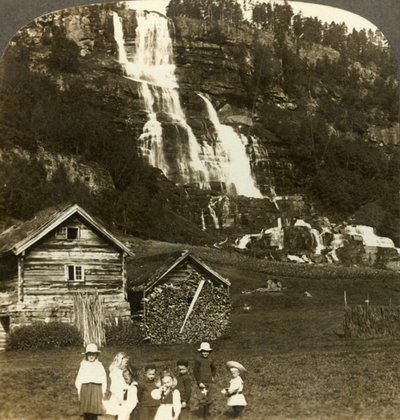 1905年，挪威沃斯万根，一个带梯田特温德瀑布的农民田里的孩子们在玩耍。 作者 不明