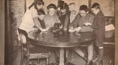 孩子们清空他们的存钱罐投资战争贷款，c1917，1935年 作者 不明