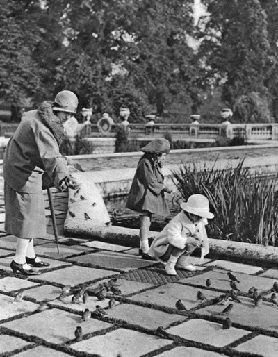 1926-1927年在伦敦海德公园喂麻雀的孩子 作者 不明