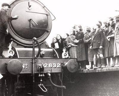 1936年3月3日，孩子们在看一个蒸汽机车 作者 不明