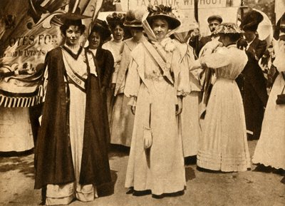 克里斯塔贝尔·潘克赫斯特（Christabel Pankhurst）和Emmeline Pethick-Lawrence，海德公园，伦敦，1908年1月21日，1933年。 作者 不明
