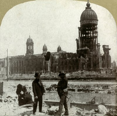 朝东北看，位于麦卡利斯特街（McAllister St.）的市政厅，1906年。 作者 不明