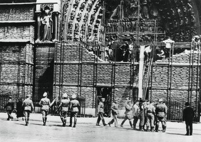巴黎圣母院外墙清理沙袋保护，德国占领巴黎，1940年 作者 不明