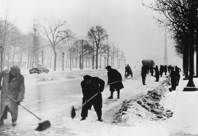 1941年冬天，德国人占领的巴黎香榭丽舍大街上的积雪 作者 不明