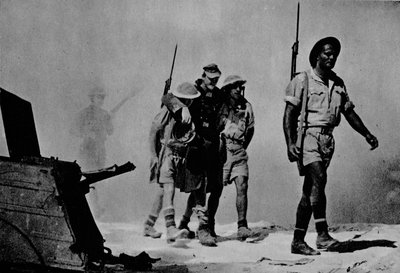 一场伟大的战斗的特写镜头。 1942年至1944年，澳大利亚人将一名受伤的囚犯带进来 作者 不明