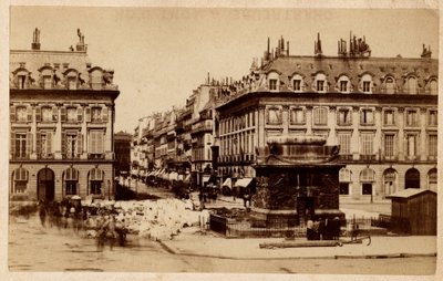 从旺多姆广场（Place Vendome）看到的巴黎公社（1871 年）与被毁的圆柱。 摄影。 在纸板上打印 昏暗。 10,4x6,2 厘米 作者 不明