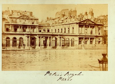 巴黎公社（1871年）：皇家宫（Palais-Royal）的景色。匿名摄影。印在纸板上。15x10厘米 作者 不明