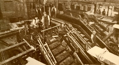 建于1930年，在伦敦银行站建造自动扶梯。 作者 不明
