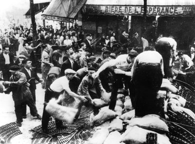 修建路障，巴黎，1944年 作者 不明