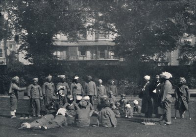 正在康复的印度士兵在东部草坪上玩耍，1939年，c1915年 作者 不明