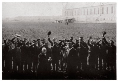 齐柏林飞艇伯爵被海军飞艇舰队的成员敬礼，1914-1917年，1933年 作者 不明