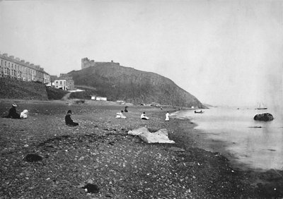 Criccieth-海滩和城堡的风景，1895年 作者 不明