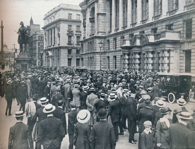 宣战前的早晨，人群在战争办公室外面等候，1914年 作者 不明