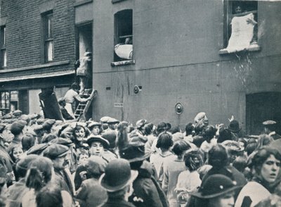 人群观看在1914年在白杨树上抢劫一所德国房屋的事件 作者 不明