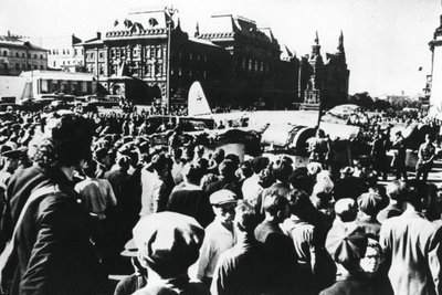 1941年，在莫斯科的斯维尔德洛夫广场展出的一群被击落的德国轰炸机周围的人群 作者 不明