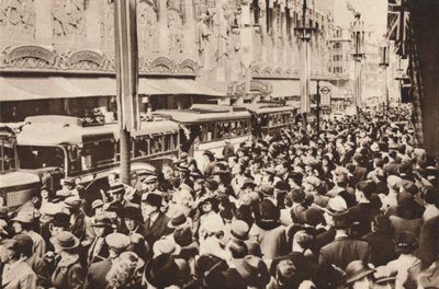 1937年乔治六世国王加冕后的银行假日期间，牛津街上的人群 作者 不明