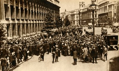 人群在伦敦唐宁街（Downing Street）外等着关于战争的新闻，摄于1914年1月19日。 作者 不明