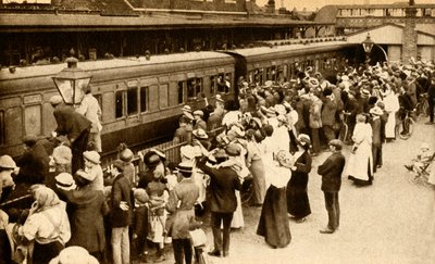 1914年和1933年，在英国战争中，人群挥舞着要去战斗的部队。 作者 不明