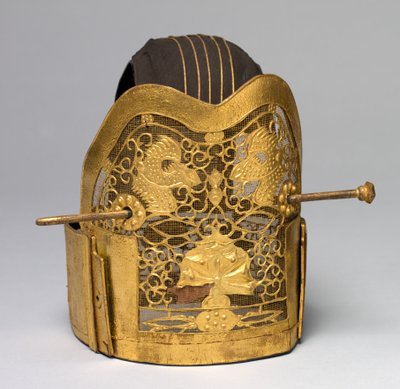 1800年代末至1900年代初的皇家礼仪服装冠冕。 作者 不明