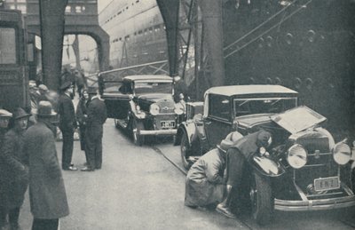 海关人员在南安普敦检查汽车，1937年 作者 不明