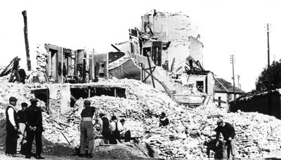 1944年8月，法国解放，圣西尔，被毁的建筑物 作者 不明