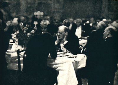 1932年于1945年在伯灵顿大厦外出就餐。 作者 不明