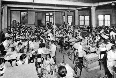 1926-1927年在伦敦的西洋菜和花童基督教会工作的残疾女孩 作者 不明