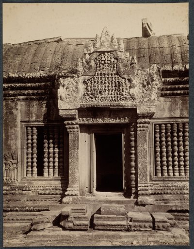 穿过内围的门口，柬埔寨吴哥窟，c。 1880年。 作者 不明