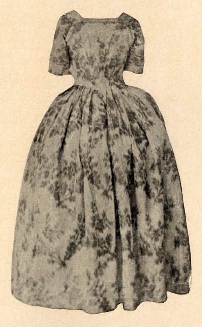 浅黄色绸缎连衣裙，斯图亚特夫人在巴巴多斯殖民地穿着，1937年。 作者 不明