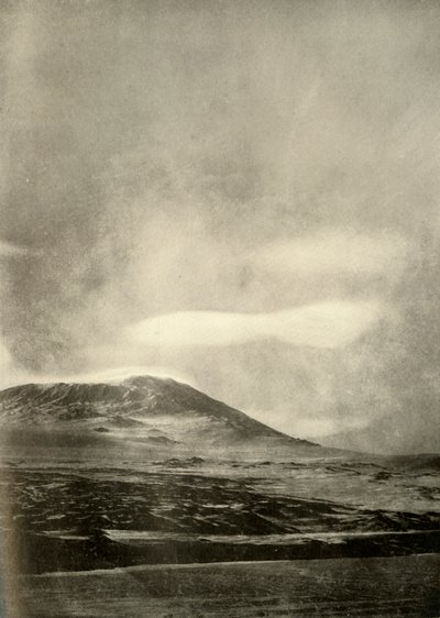 Erebus上方的哑钟形云，c1908年，1909年。 作者 不明