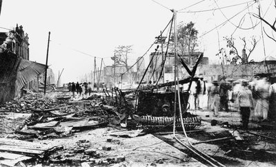 牙买加金斯敦（Kingston）国王街（King Street），地震破坏和汽车烧毁，1907年 作者 不明