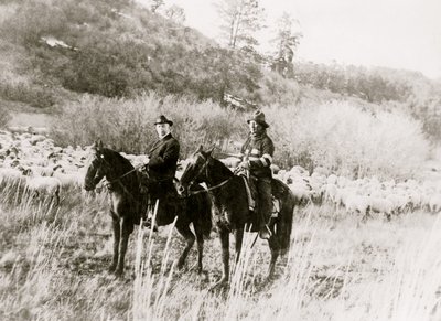 Edd Ladd, full-blood Apache Indian, of the Jicarilla Reservation, New Mexico, with Indian Commissioner Cato Sells, on horseback 1920 (photo) 作者 不明