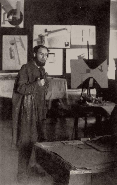 El Lissitzky在他1919年在维捷布斯克的工作室中。 作者 不明