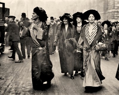 艾玛琳-佩西克-劳伦斯和克里斯塔贝尔-潘克赫斯特，约1908年（照片）。 作者 不明