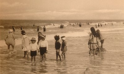 婴儿吧，儿童洗澡，1900年左右。 作者 不明