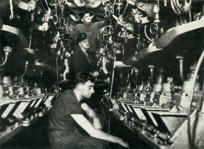 1945年，第二次世界大战，英国潜艇的机舱。 作者 不明
