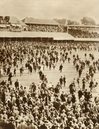 英格兰在1926年于1935年在伦敦的椭圆形板球场赢得了对澳大利亚的灰烬大奖。 作者 不明
