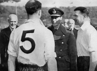 英国足球运动员埃迪·哈普古德（Eddie Hapgood）与乔治六世国王（c1937-c1944）会面 作者 不明
