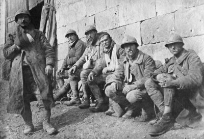 1918年3月30日，在法国皮卡第的Plessis-de-Roye战斗后，撤离的法国伤员 作者 不明