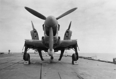 Fairey Firefly飞机准备运输到机库升降机，HMS Venerable，1945年 作者 不明