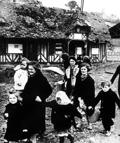 1944年法国诺曼底登陆期间，离开村庄的家庭遭到轰炸 作者 不明