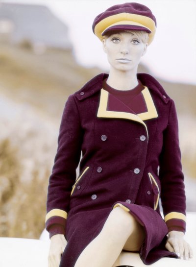Fashion: young woman wearing a cap and a coat, late 1960s-early 1970s (photo) 作者 不明