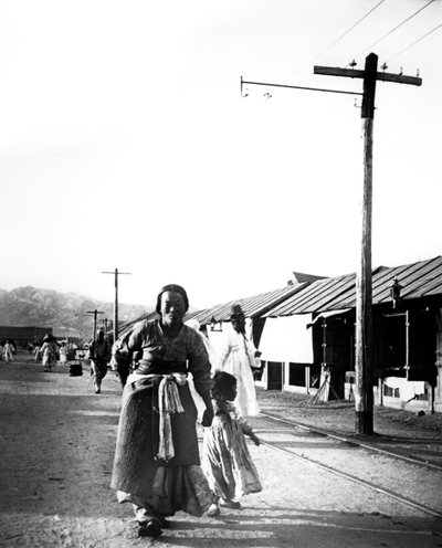 父亲和孩子，韩国首尔，1900年 作者 不明