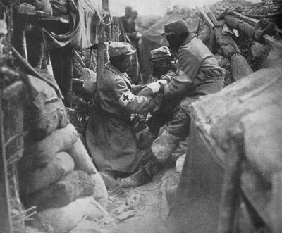 1915年在法国一条战es中对一名受伤男子的急救 作者 不明