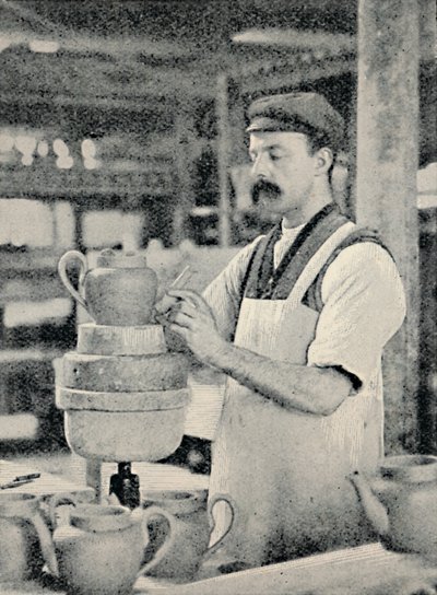 将壶嘴固定在茶壶上，c1917 作者 不明