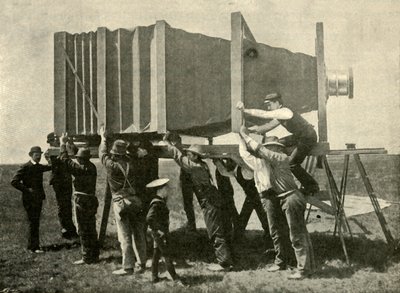 聚焦巨大的工作相机，1901年。 作者 不明