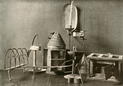 暖脚器，油灯，烛台，锡灯笼和烤面包机，摄于18937年。 作者 不明